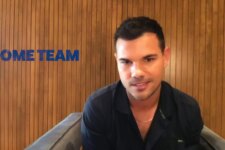 Taylor Lautner durante divulgação do filme Time do Coração/ Home Team, da Netflix