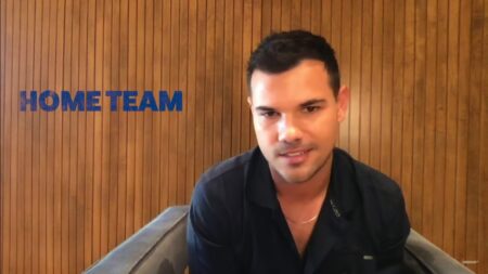 Taylor Lautner durante divulgação do filme Time do Coração/ Home Team, da Netflix
