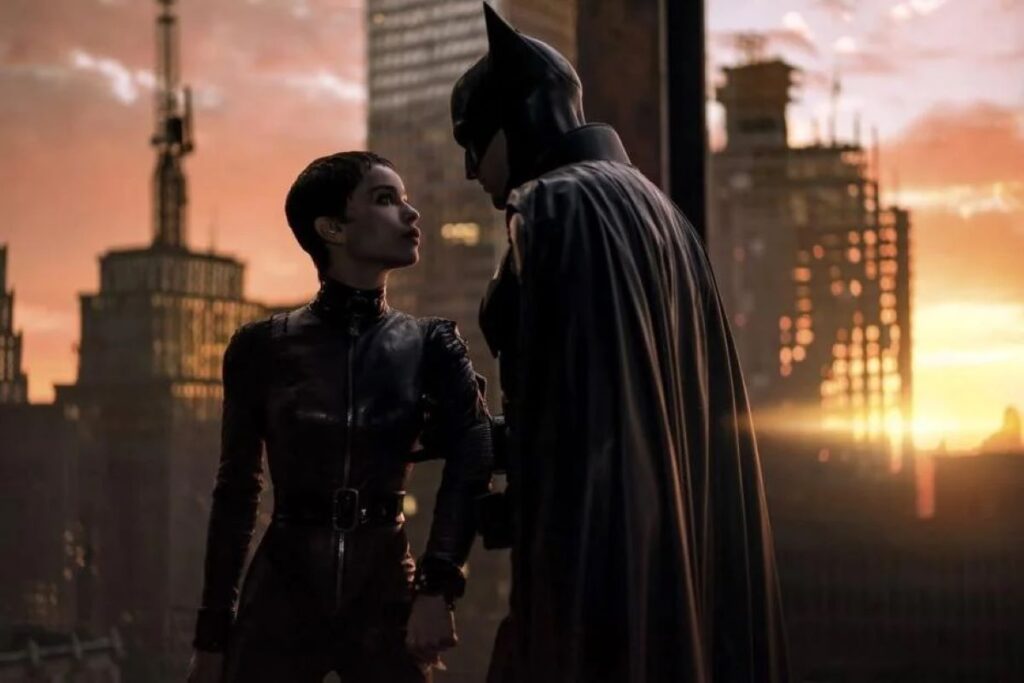 Batman e Mulher-Gato viveram a relação mais conturbada dos quadrinhos Mulher-Gato (Zoë Kravitz) e Batman (Robert Pattinson) em Batman (Divulgação / DC)