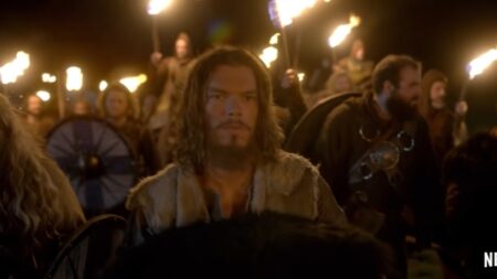 Criador explica por que spinoff de Vikings tem mais ação que a série original Sam Corlett como Leif em Vikings: Valhalla (Reprodução / Netflix)