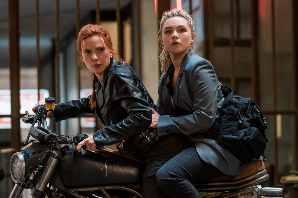 Scarlett Johansson e Florence Pugh em Viúva Negra (Reprodução / Marvel)