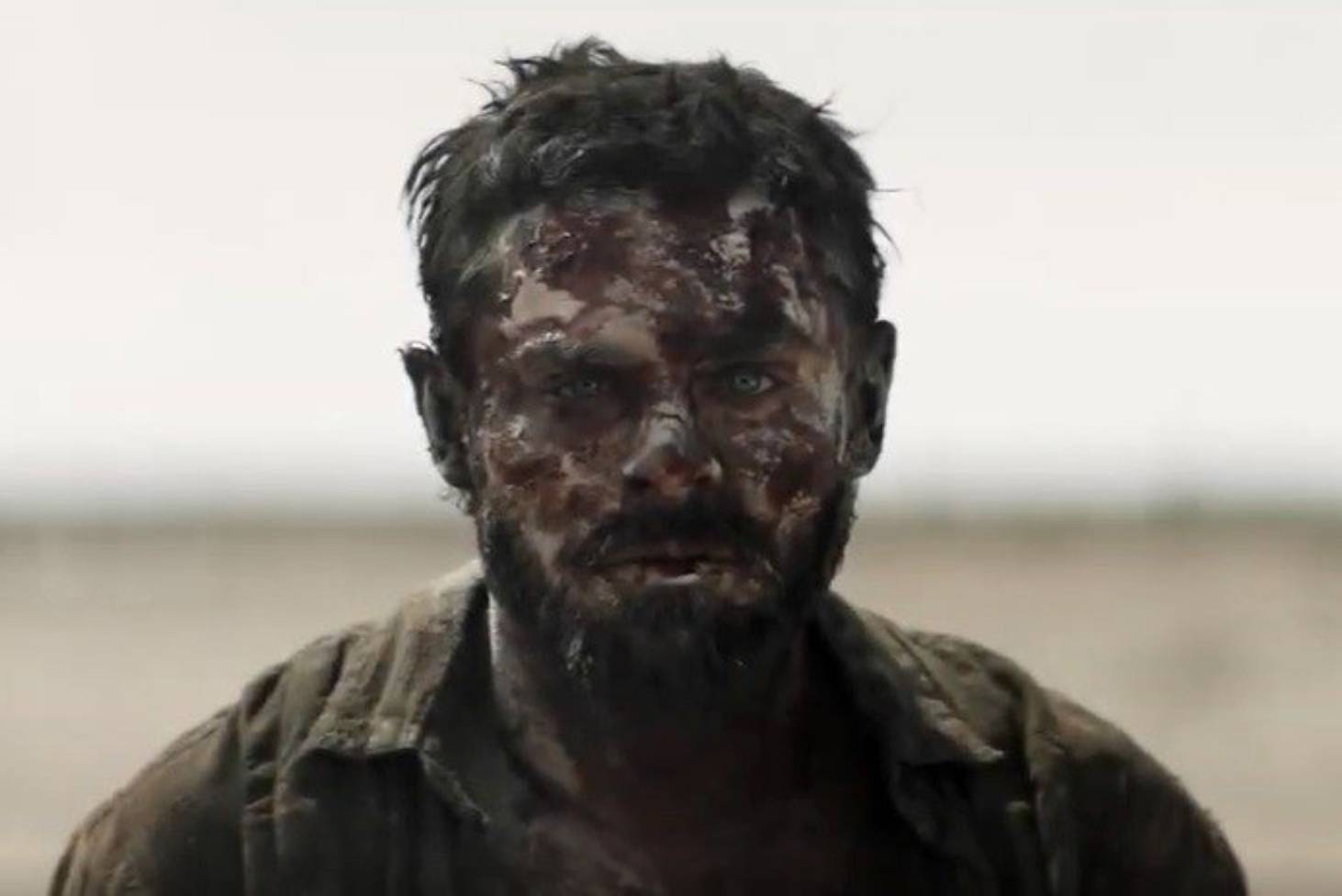 Zack Effron aparece com o rosto queimado, machucado, cortado, sujo e cheio de bolhas em trailer de novo suspense Gold (Reprodução)