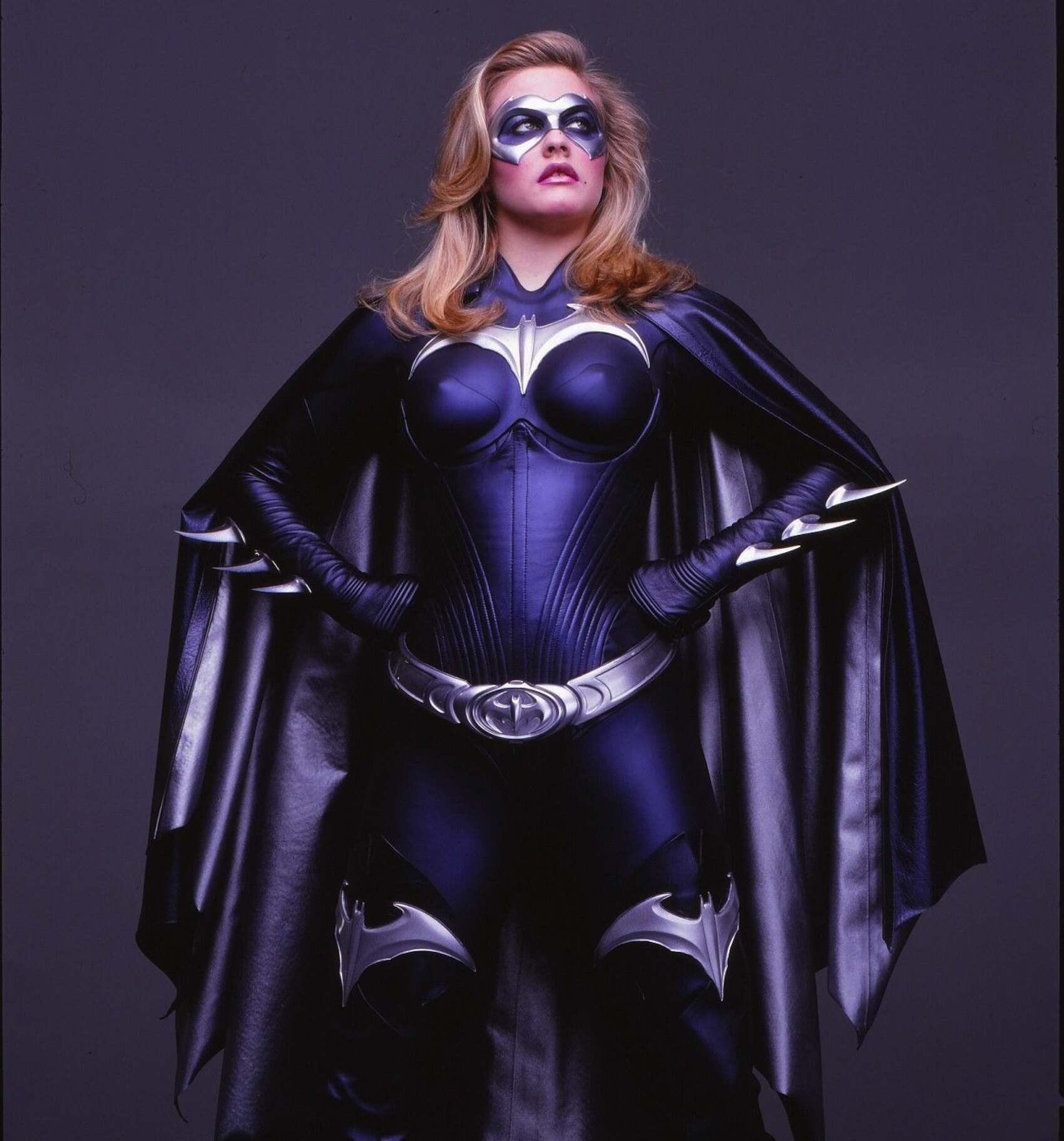 Estrela compara traje de Batgirl de Leslie Grace com o que usou em Batman e Robin 2 Alicia Silverstone como Batgirl em Batman e Robin Divulgacao e1643838048915
