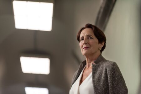 Carolyn Martens Fiona Shaw em Killing Eve Divulgacao