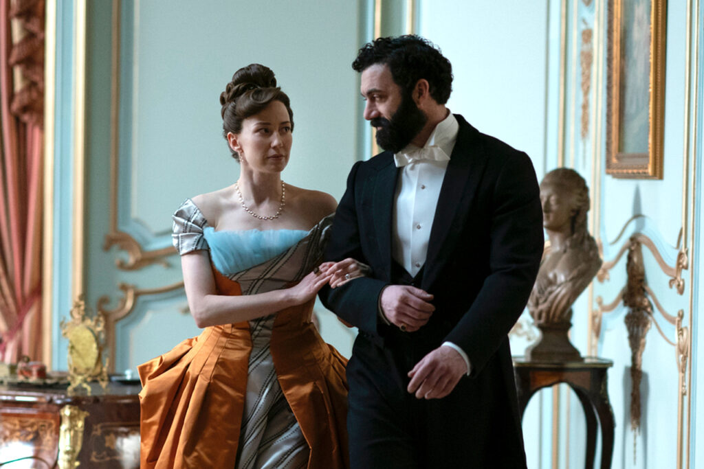 Carrie Coon como Bertha e Morgan Spector como George em A Idade Dourada Reproducao 1