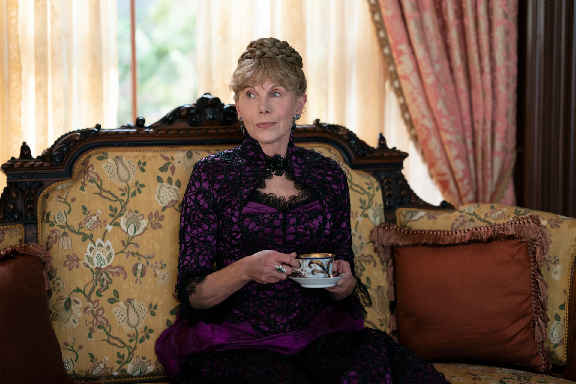 Christine Baranski como Agnes van Rhijn em A Idade Dourada Divulgacao HBO