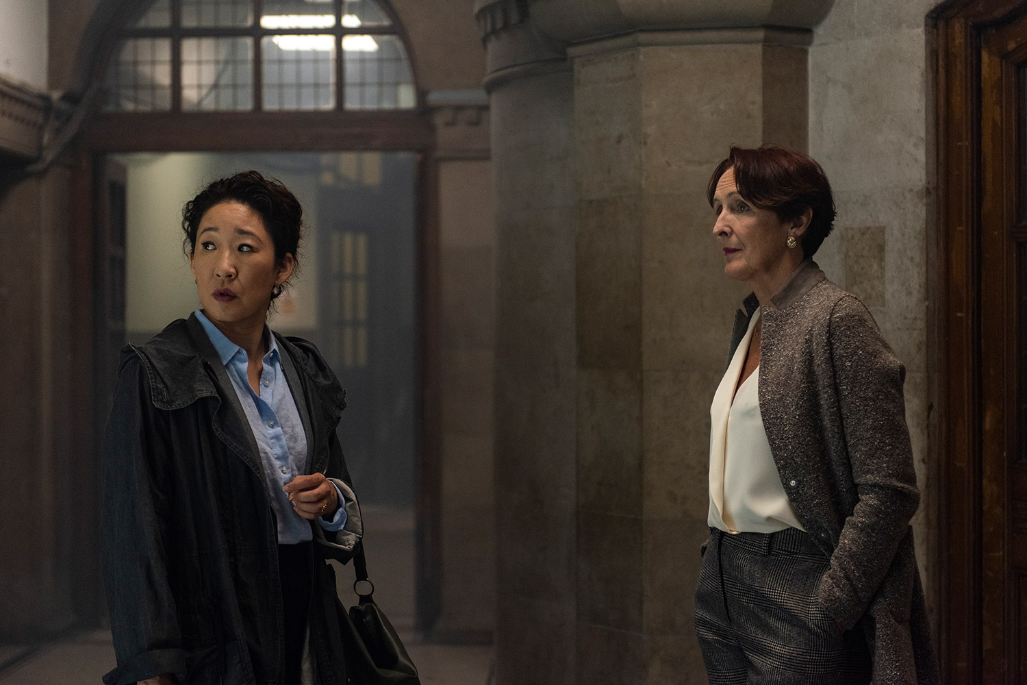 Eve Sandra Oh e Carolyn Fiona Shaw em cena de Killing Eve Divulgacao