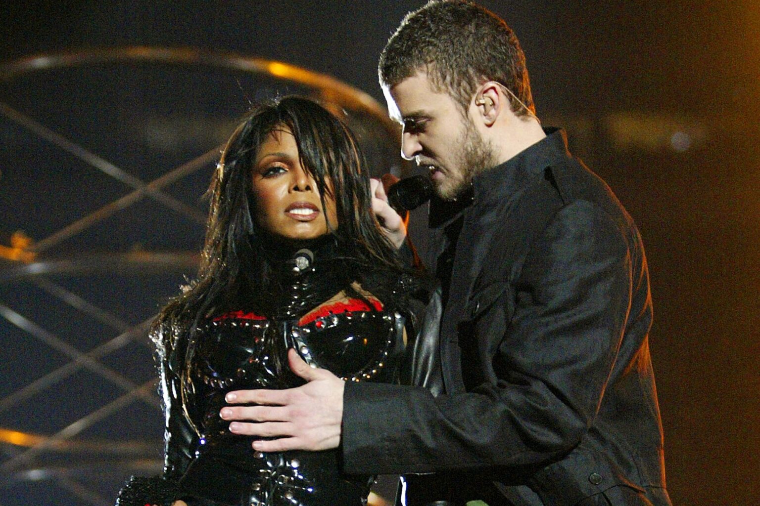 Janet Jackson revela conversa que teve com Justin Timberlake após incidente do Super Bowl Janet Jackson e Justin Timberlake no Super Bowl 2004