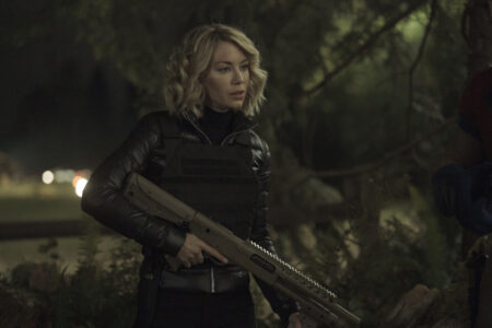 Jennifer Holland como Emilia Harcourt em cena de Pacificador Reproducao