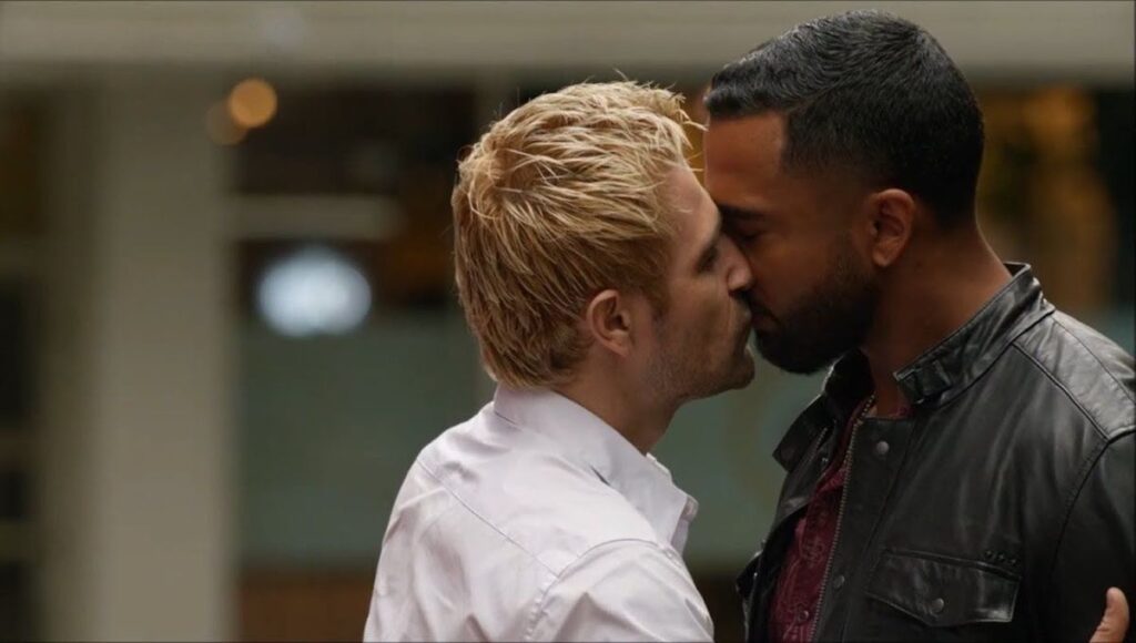 Conheça personagens LGBTQ+ do Arrowverse John Constantine e Desmond no Arrowverse (Reprodução)