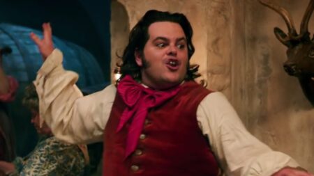 Ator de A Bela e a Fera critica falta de representatividade em personagem gay LeFou Josh Gad em A Bela e a Fera Reproducaox