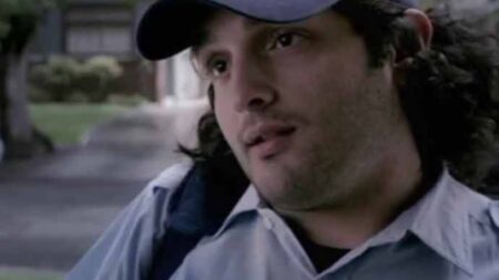 Ator de Parks & Recreation é flagrado assediando pessoas no metrô Micah Femia (Reprodução)