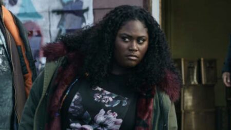 Danielle Brooks zoa Freddie Stroma em encontro de elenco de Pacificador Danielle Brooks em Pacificador (Reprodução / HBO Max)
