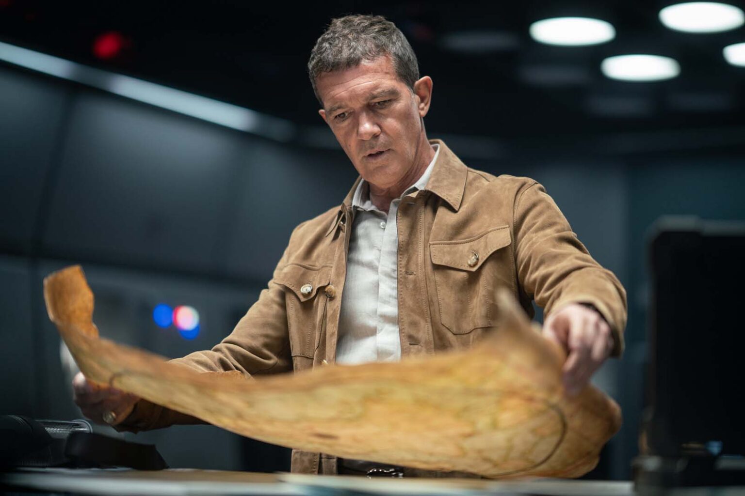 Antonio Banderas desaponta ao detalhar papel em Indiana Jones 5 Santiago Moncada Antonio Banderas em cena de Uncharted Divulgacao