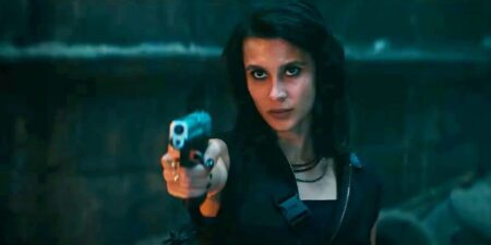 Sophia Ali como Chloe Frazer em Uncharted Reproducao