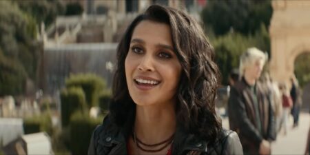 Sophia Ali como Chloe Frazer em cena de Uncharted Divulgacao