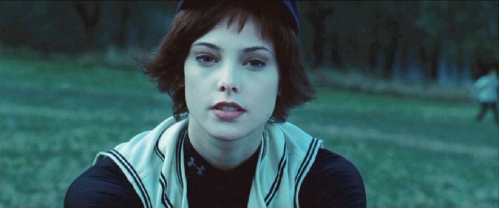Estrela de Crepúsculo revela como foi gravada icônica cena do primeiro filme Ashley Greene é Alice Cullen na Saga Crepúsculo (Reprodução)