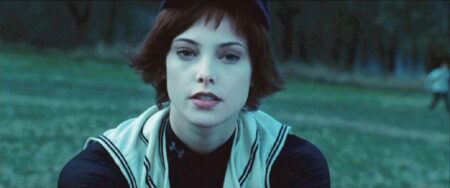 Estrela de Crepúsculo revela como foi gravada icônica cena do primeiro filme Ashley Greene é Alice Cullen na Saga Crepúsculo (Reprodução)