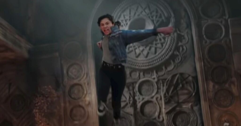 Estreante no MCU recebe importante conselho de Elizabeth Olsen Xochitl Gomez como America Chavez em Doutor Estranho 2 (Reprodução / Marvel)