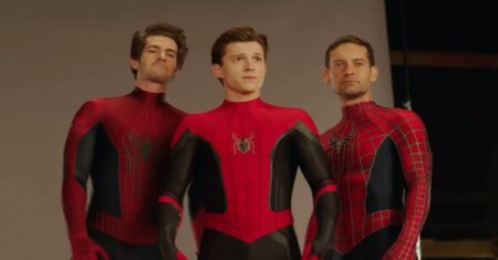Andrew Garfield, Tom Holland e Tobey Maguire compararam volumes nas fantasias de Homem-Aranha Andrew Garfield, Tom Holland e Tobey Maguire (Reprodução)
