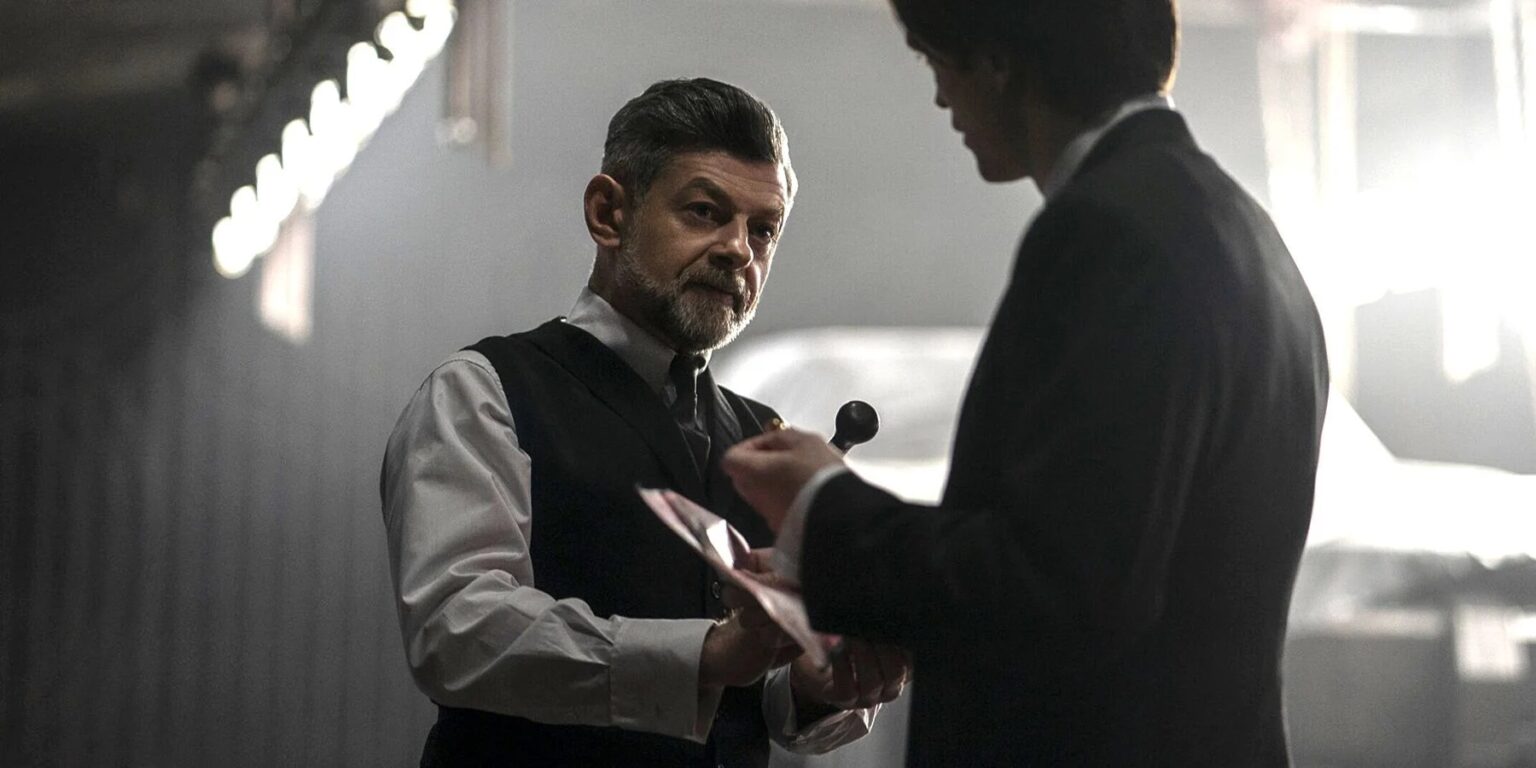 Andy Serkis esclarece que Alfred será diferente em The Batman Andy Serkis é Alfred em Batman (Reprodução)