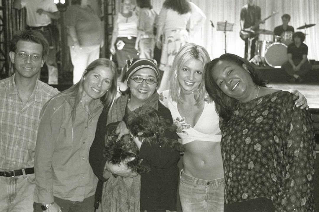 Shonda Rhimes, Britney Spears e equipe de produção no set de Crossroads: Amigas Para Sempre (Reprodução/Instagram)