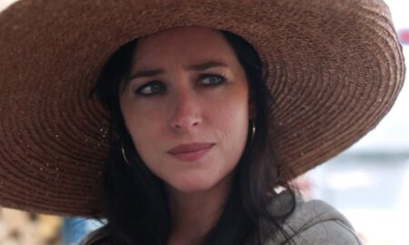 Dakota Johnson em A Filha Perdida (Reprodução)
