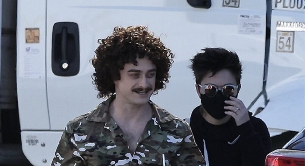 Daniel Radcliffe diz o que deve se esperar de seu filme, Weird Daniel Radcliffe como Weird Al Yankovic (Reprodução/Twitter)