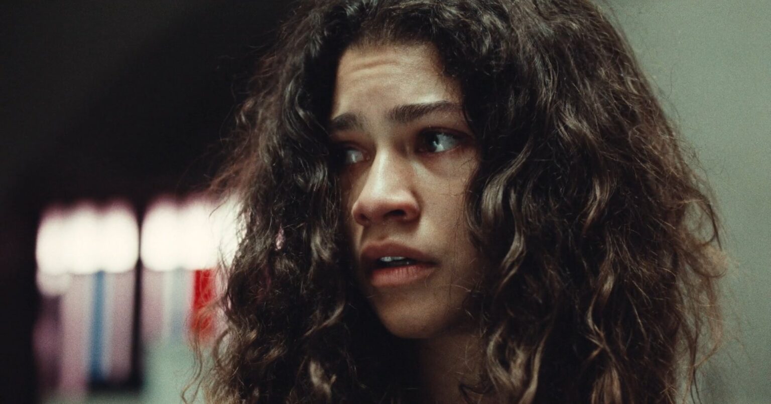 Zendaya corta o dedo na cozinha e vai parar na emergência: “É por isso que eu não cozinho” Rue (Zendaya) em Euphoria
