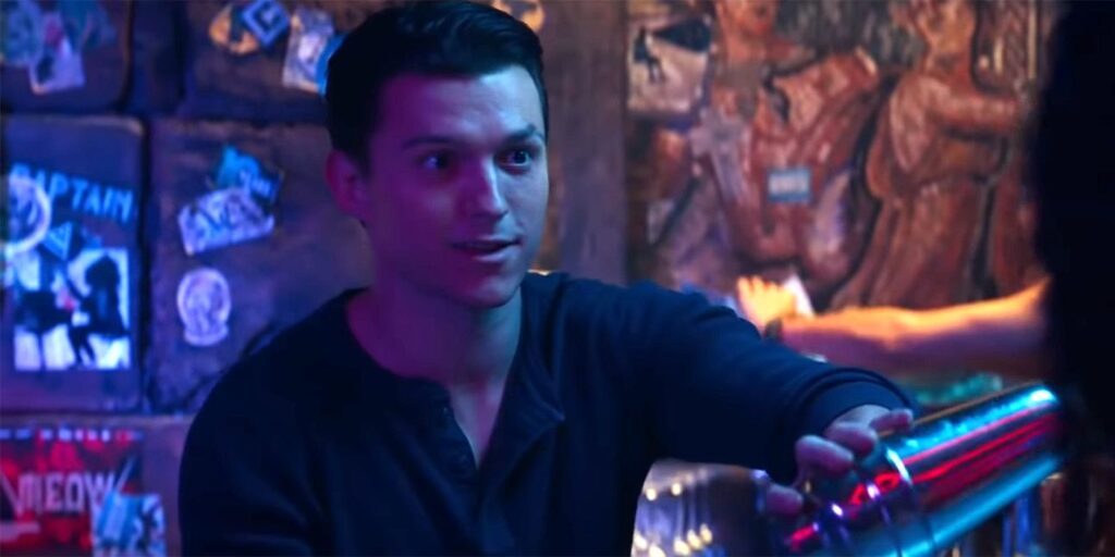 Tom Holland mostrou suas habilidades de bartender como também uma boa visão de como serão as sequências de combate corpo a corpo do filme Uncharted: Fora do Mapa.   Preparação para o personagem Em uma entrevista para a GQ, Holland discutiu seu treino como bartender para se preparar para seu papel em Uncharted, pois o ator queria parecer natural durante cena no bar. Para aprender as habilidades necessárias, Holland trabalhou em turnos com a equipe do Chiltern Firehouse, um hotel de luxo com bar no centro de Londres. Enquanto estava lá, Holland aprendeu a misturar várias bebidas e coquetéis enquanto também fazia lançamentos de garrafas e truques. Na mesma entrevista o ator falou sobre seu treinamento para dar vida a Nathan Drake. Quando ele viu Mark Wahlberg pela primeira vez no set, se sentiu intimidado. “Eu o vi entrar no set com sua fantasia e eu disse, ‘Droga, ele tem o dobro do meu tamanho’. Depois do bloqueio [do COVID], tivemos cinco meses de folga e eu apenas comi e treinei e comi e treinei. Quando voltei ao set, a primeira coisa que ele me disse foi: ‘Uau, alguém está treinando’". Sobre o filme Uncharted: Fora do Mapa deve chegar aos cinemas em 18 de fevereiro de 2022. A Sony também lançará os jogos Uncharted: Legacy of Thieves Collection, que contém Uncharted 4 e Uncharted: The Lost Legacy, no PlayStation 5 no mês que vem. De acordo com a sinopse divulgada pela Sony, Uncharted: Fora do Mapa segue o ladrão esperto Nathan Drake que é recrutado pelo experiente caçador de tesouros Victor "Sully" Sullivan para recuperar uma fortuna perdida por Ferdinand Magellan 500 anos atrás. O que parecia ser um simples aventura, se torna uma corrida através do globo para evitar que o tesouro caia em mãos erradas. Se Nate e Sully puderem decifrar as pistas e resolver um dos mistérios mais antigos do mundo, eles podem encontrar algum de valor inestimável e talvez até mesmo o irmão há muito perdido de Nate. O filme tem direção de Ruben Fleischer, e o elenco também inclui Mark Wahlberg como Victor Sullivan, Sophia Taylor Ali como Chloe Frazer e Antonio Banderas como Moncada.