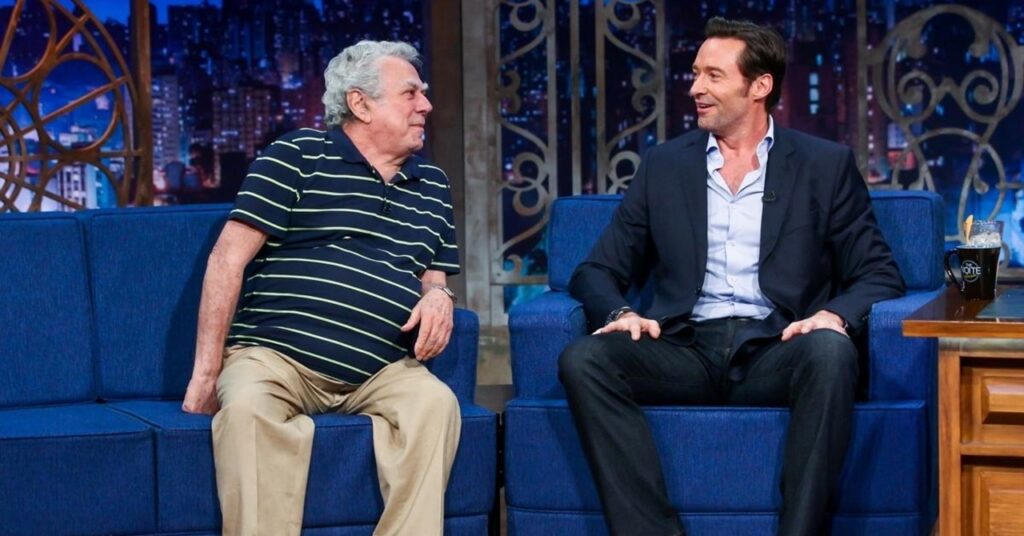 O dublador Isaac Bardavid e o ator Hugh Jackman se encontraram no programa de entrevistas The Noite (Reprodução)