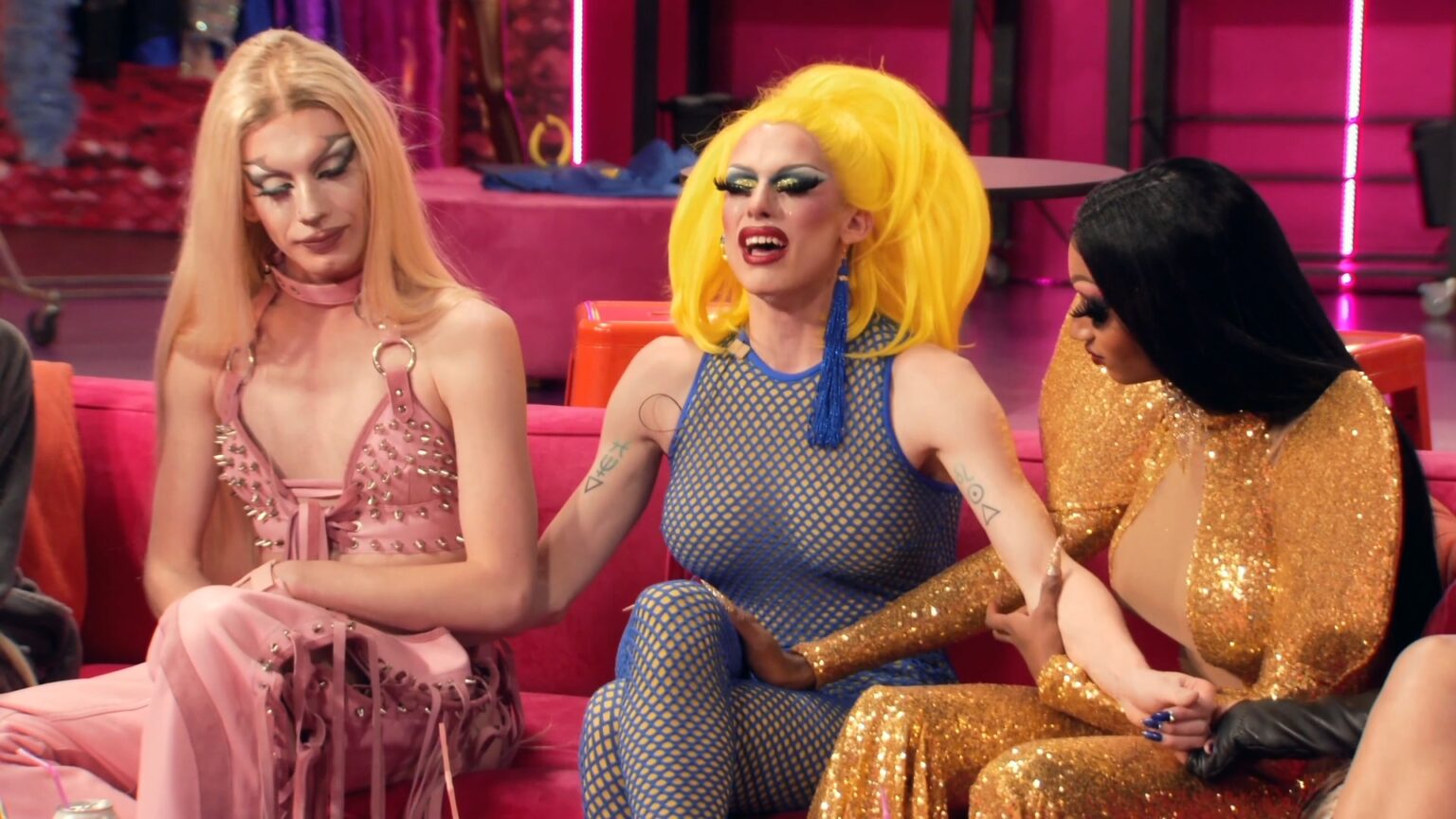 Drag Race | Participante detalha “momento eufórico” ao se assumir no programa: “Primeira vez que eu falei aquilo” Jasmine se assumiu trans em momento emocionante dos bastidores de RuPaul's Drag Race (Reprodução)