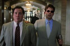 Jon Favreau e Ben Affleck em Demolidor: O Homem Sem Medo (Reprodução / Fox)