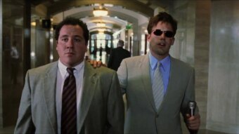 Jon Favreau e Ben Affleck em Demolidor: O Homem Sem Medo (Reprodução / Fox)
