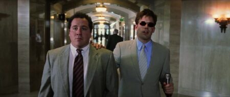 Jon Favreau e Ben Affleck em Demolidor: O Homem Sem Medo (Reprodução / Fox)