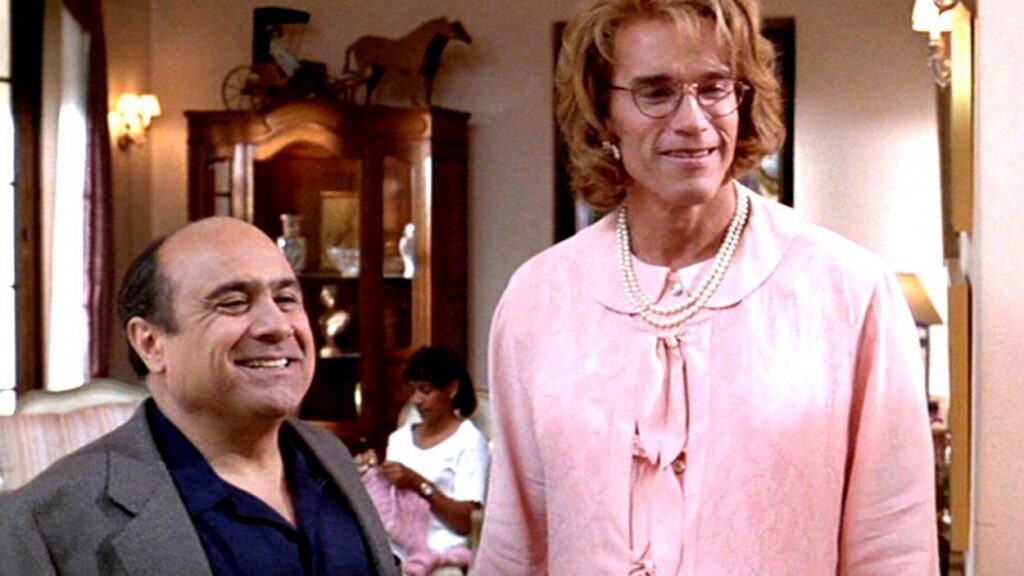 Danny DeVito armou para Arnold Schwarzenegger ficar chapado em gravação Danny DeVito e Arnold Schwarzenegger em Junior