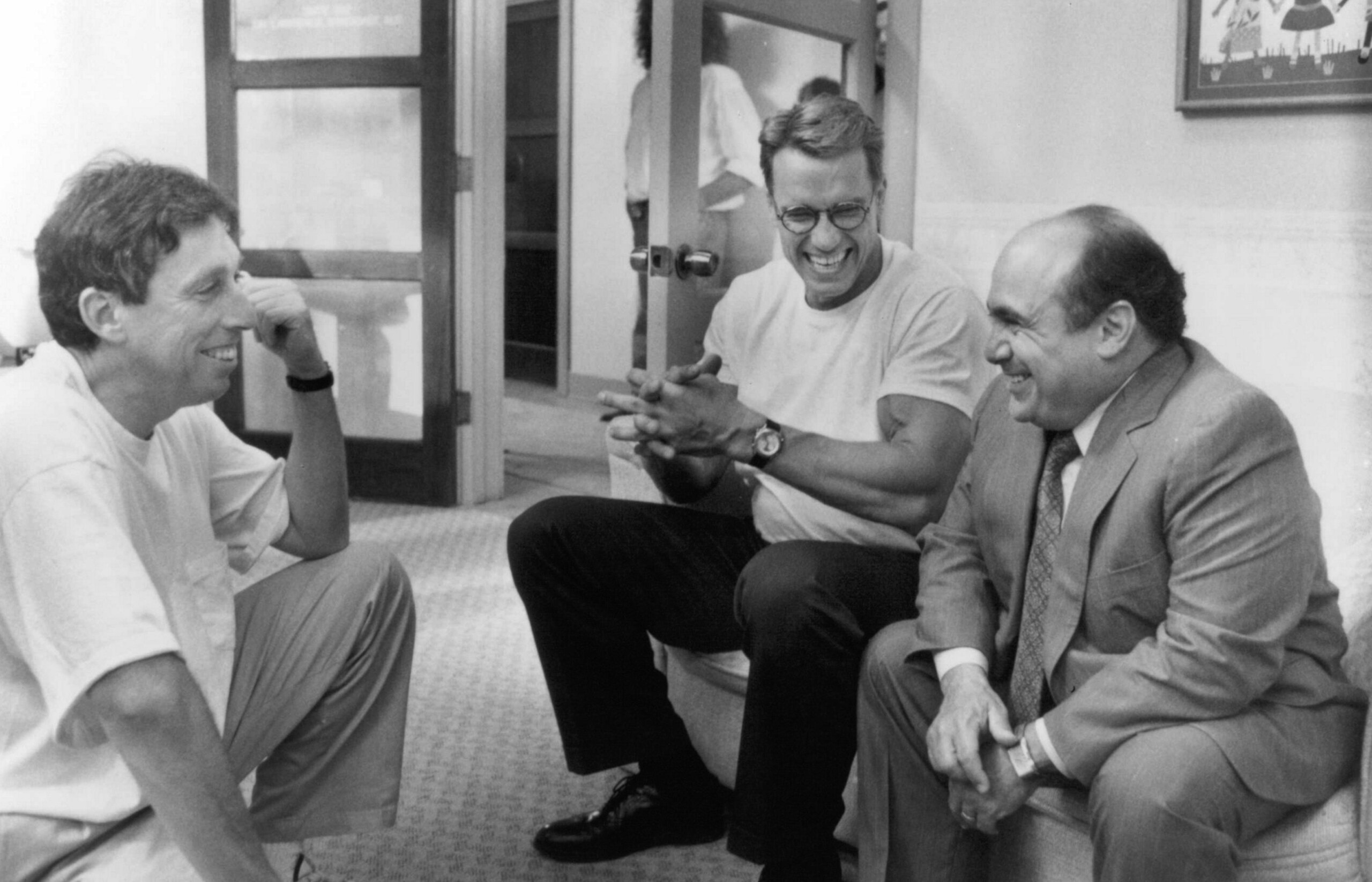 Ivan Reitman, Arnold Schwarzenegger e Danny DeVito durante as gravações de Junior