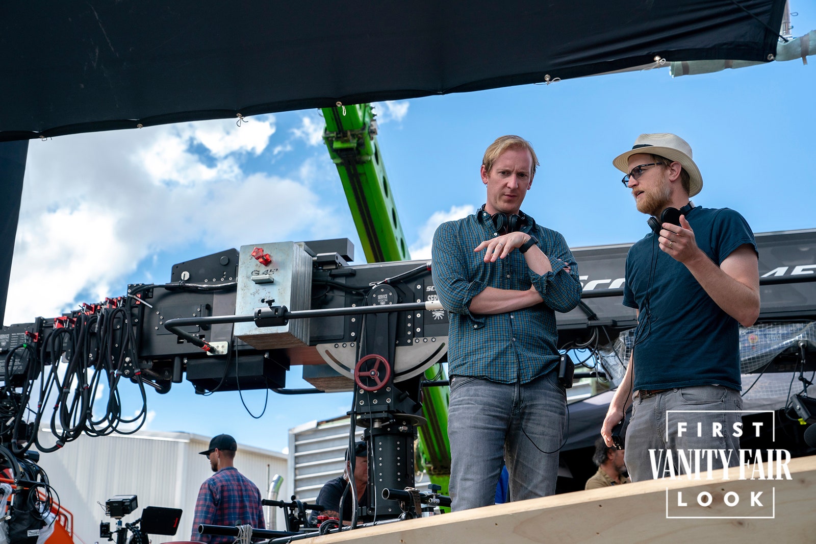 Showrunners Patrick McKay e J.D. Payne no set de The Rings of Power (Divulgação / Amazon)