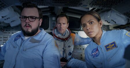Roland Emmerich compartilha mais detalhes sobre Moonfall John Bradley-West, Patrick Wilson e Halle Berry em Moonfall (Reprodução)