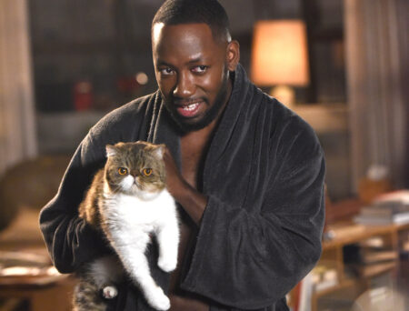 New Girl| Ator revela ser alérgico a companheiro de cena felino newgirl ep601 sc8 rm 0557 hires2 copy scaled 1