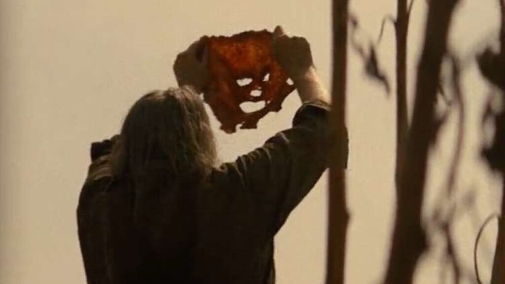 O Massacre da Serra Elétrica usou mais de 20 máscaras de Leatherface Cena de O Massacre da Serra Elétrica: O Retorno de Leatherface (Reprodução / Netflix)
