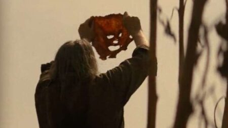 Diretor tem ideia para sequência de O Massacre da Serra Elétrica Cena de O Massacre da Serra Elétrica: O Retorno de Leatherface (Reprodução / Netflix)