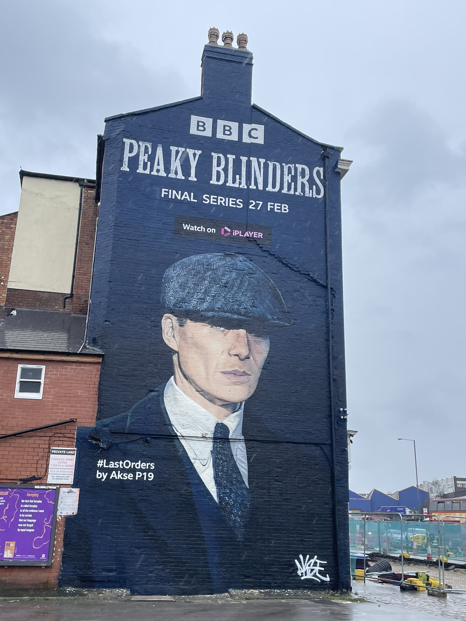 Retorno de Peaky Blinders foi anunciado através de mural em Birmingham (Reprodução/Twitter)