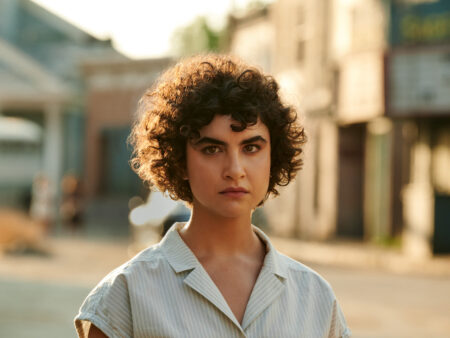Depois da estreia de sucesso na Netflix filme é detonado pela crítica Sarah Yarkin é Melody em O Massacre da Serra Elétrica (Divulgação/Netflix)