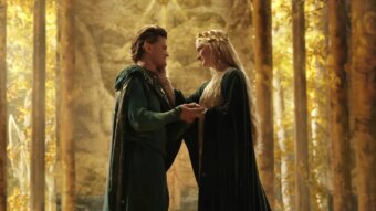 Elrond (Robert Aramayo) e Galadriel (Morfydd Clark) em The Rings of Power (Divulgação / Amazon)