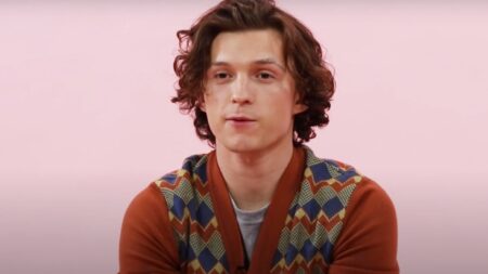 Tom Holland em entrevista para o BuzzFeed (Reprodução / YouTube)