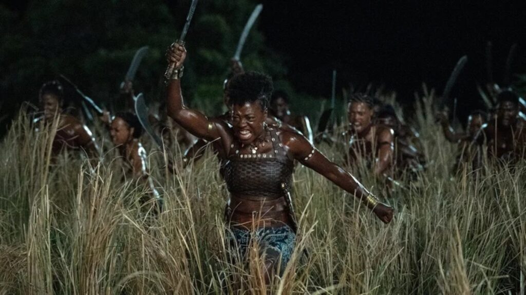 Viola Davis é guerreira destemida em fotos de The Woman King Viola Davis como Nanisca em A Mulher Rei (Reprodução / Sony)