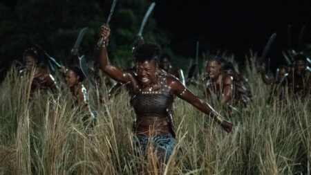 Viola Davis como Nanisca em A Mulher Rei (Reprodução / Sony)