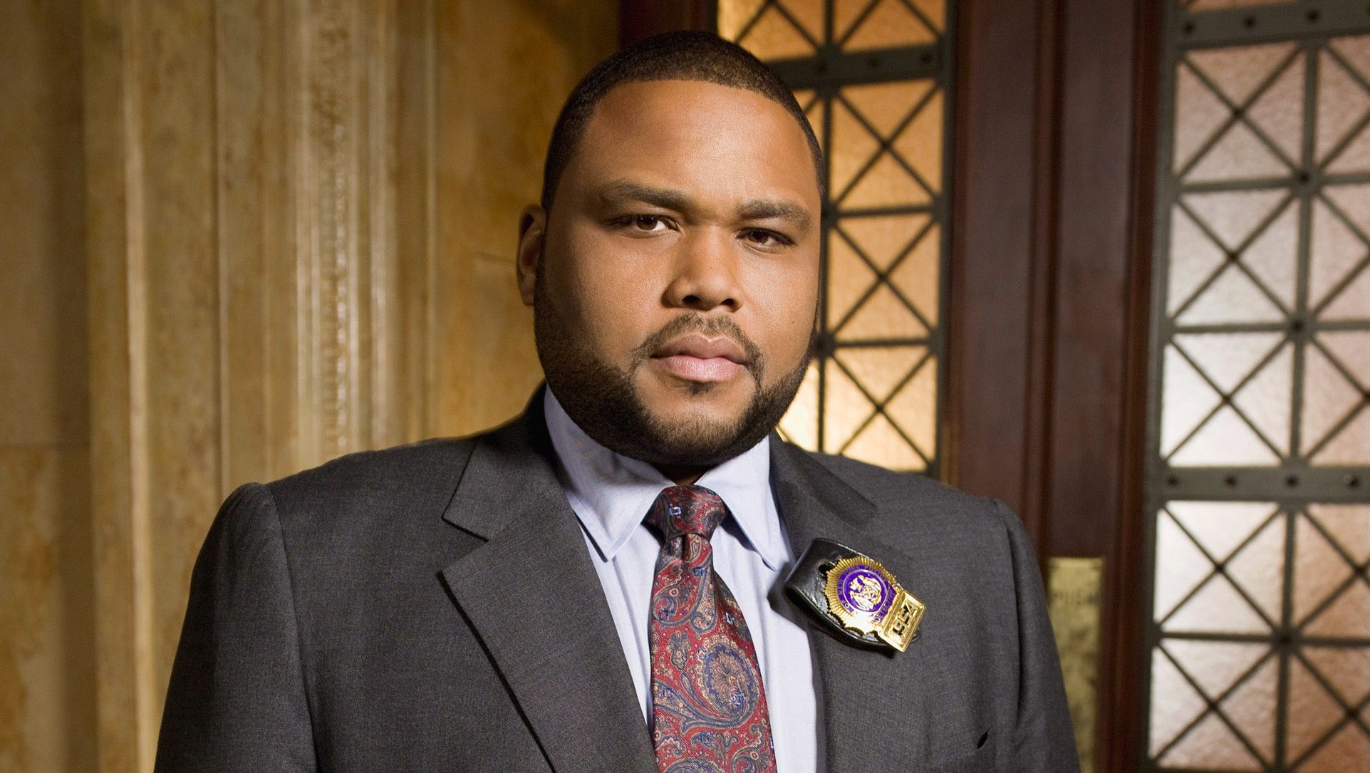 Anthony Anderson admite que pediu a Dick Wolf para voltar para Law & Order 1 Anthony Anderson como o detetive Kevin Bernard em cena Law Order Divulgacao