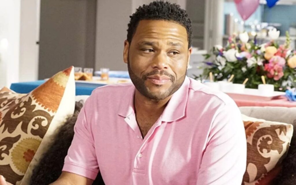 Anthony Anderson admite que pediu a Dick Wolf para voltar para Law & Order Anthony Anderson em cena de Black ish Reproducao